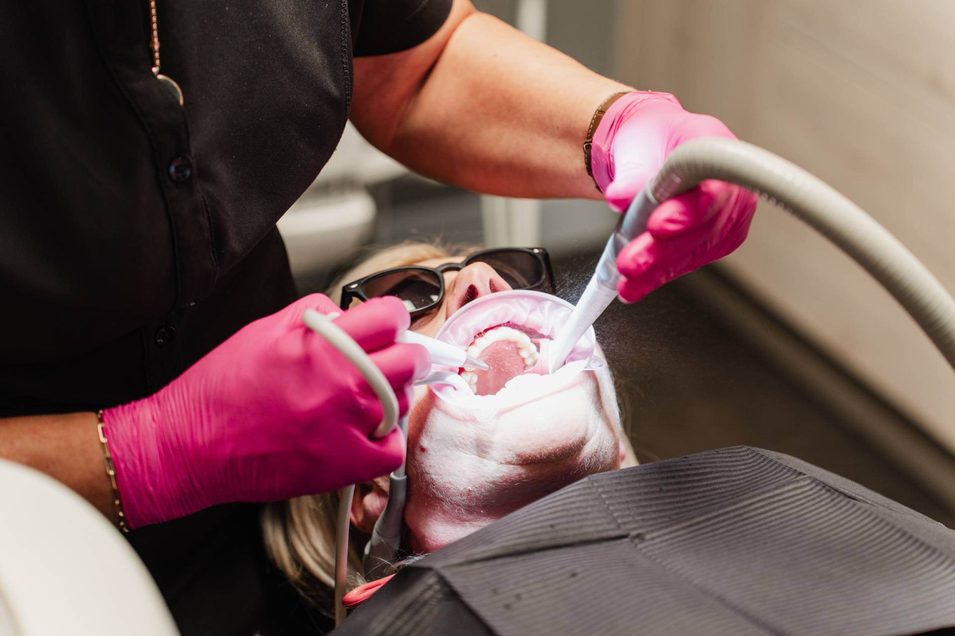 Proč je dentální hygiena v Kittler Dent dražší – a proč je to správně